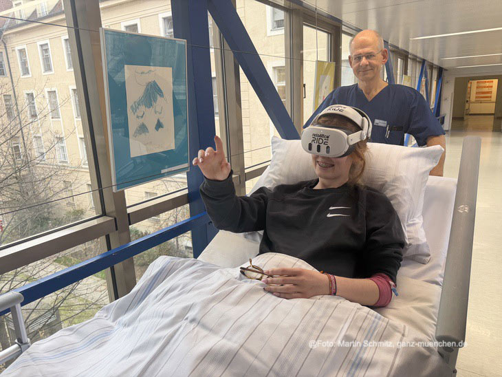 mit der Mixed-Reality-App „FrédARico RIDE“  unterwegs in der Klink (©Foto: Martin Schmitz) 